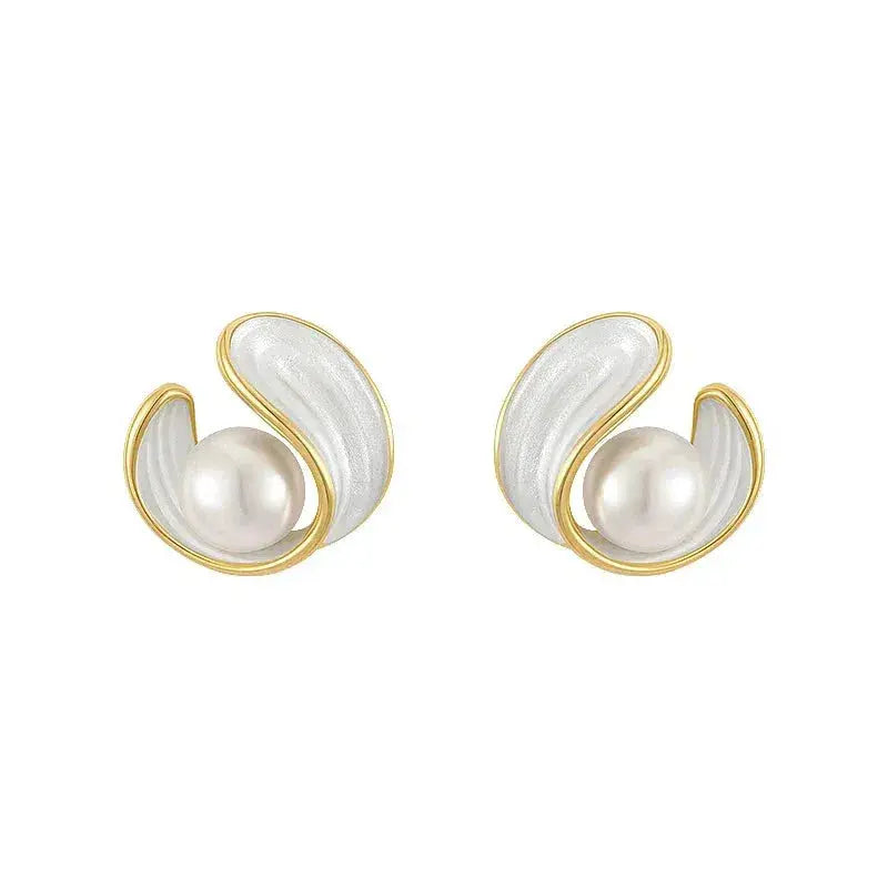 Luxurious earrings with white opal and pearl in gold