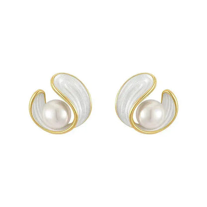 Luxurious earrings with white opal and pearl in gold
