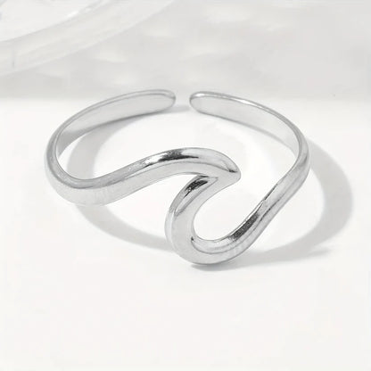 Adjustable Ring with Wave Design in Gold