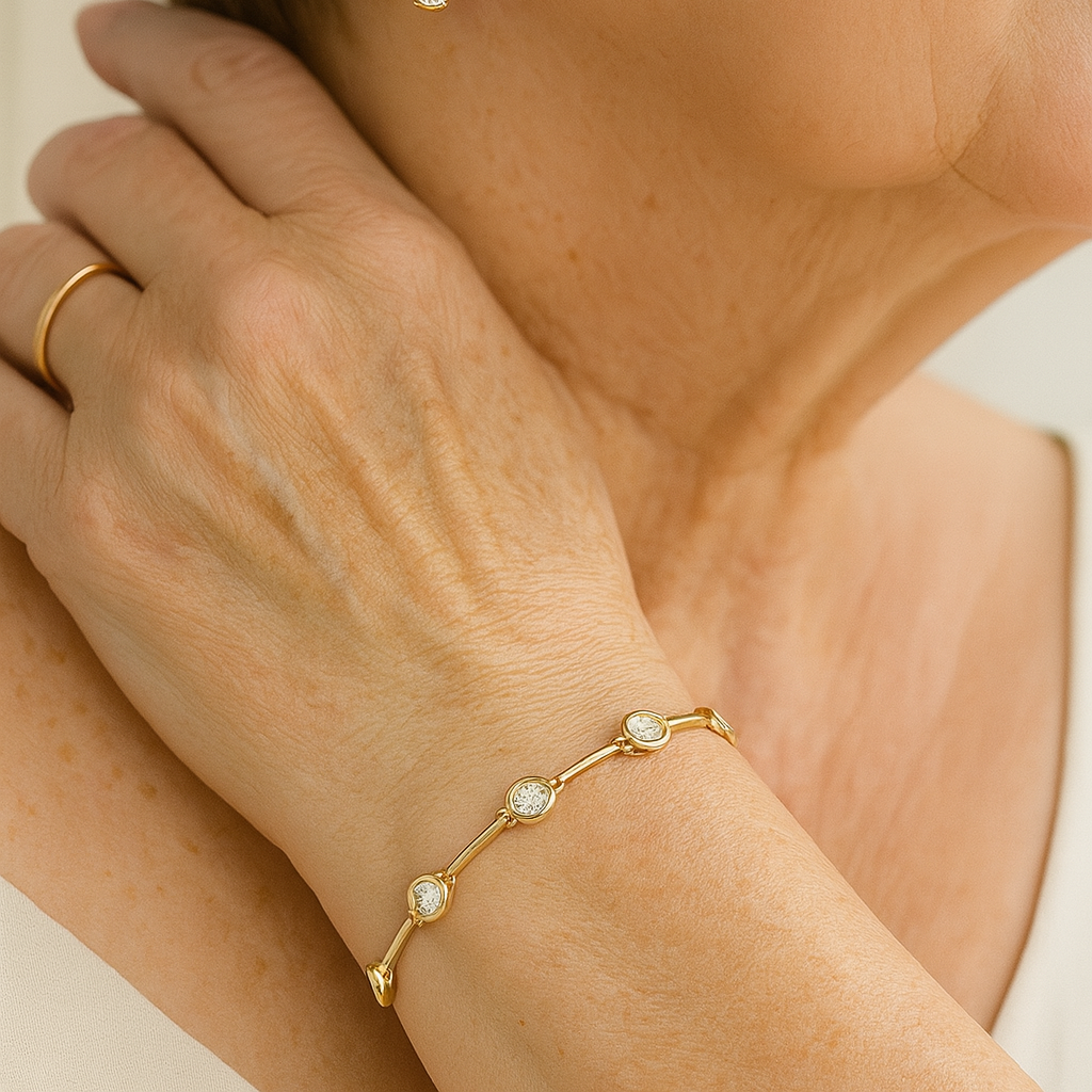 Elegant Gold Bracelet with Zirconia