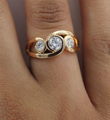 Vintage Inlaid Zirconia Spiral Gold Ring